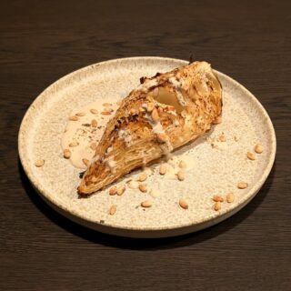 Spitskool met tahini saus en geroosterde pijnboompitten uit de oven.
.
.
.
#bewustenbourgondisch #vegetarisch #delicious #veggies #cabbage