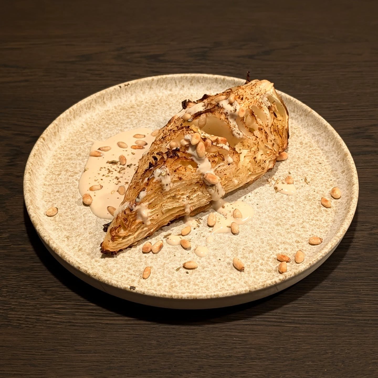 Spitskool met tahini saus en geroosterde pijnboompitten uit de oven.
.
.
.
#bewustenbourgondisch #vegetarisch #delicious #veggies #cabbage