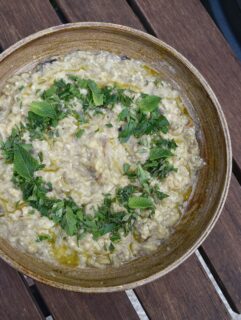 Afgelopen weekend voor het eerst zelf baba ganoush gemaakt en eerlijk gezegd snap ik nu waarom dit gerecht zo geliefd is.

Rokerige aubergine van het vuur, frisse citroen, tahini en een goede olijfolie. Simpel, maar ontzettend lekker.

Op tafel stonden daarnaast adana kebab en geroosterde puntpaprika van de barbecue. Van zowel de baba ganoush als de puntpaprika vind je het recept inmiddels op de website. Link in bio. 
.
.
.
#babaganoush #groentenopvuur #barbecue #bewustenbourgondisch #buitenkoken