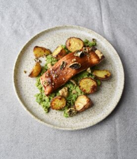 Zalmfilet met een miso marinade. Crushed peas met citroenschil, citroensap en olijfolie. Daarbij nog geroosterde krieltjes en kruimels van zeewier tempura chips. Lekker experimenteren in de keuken. 
.
.
.
#bewustenbourgondisch #foodphotography #salmon #delicious