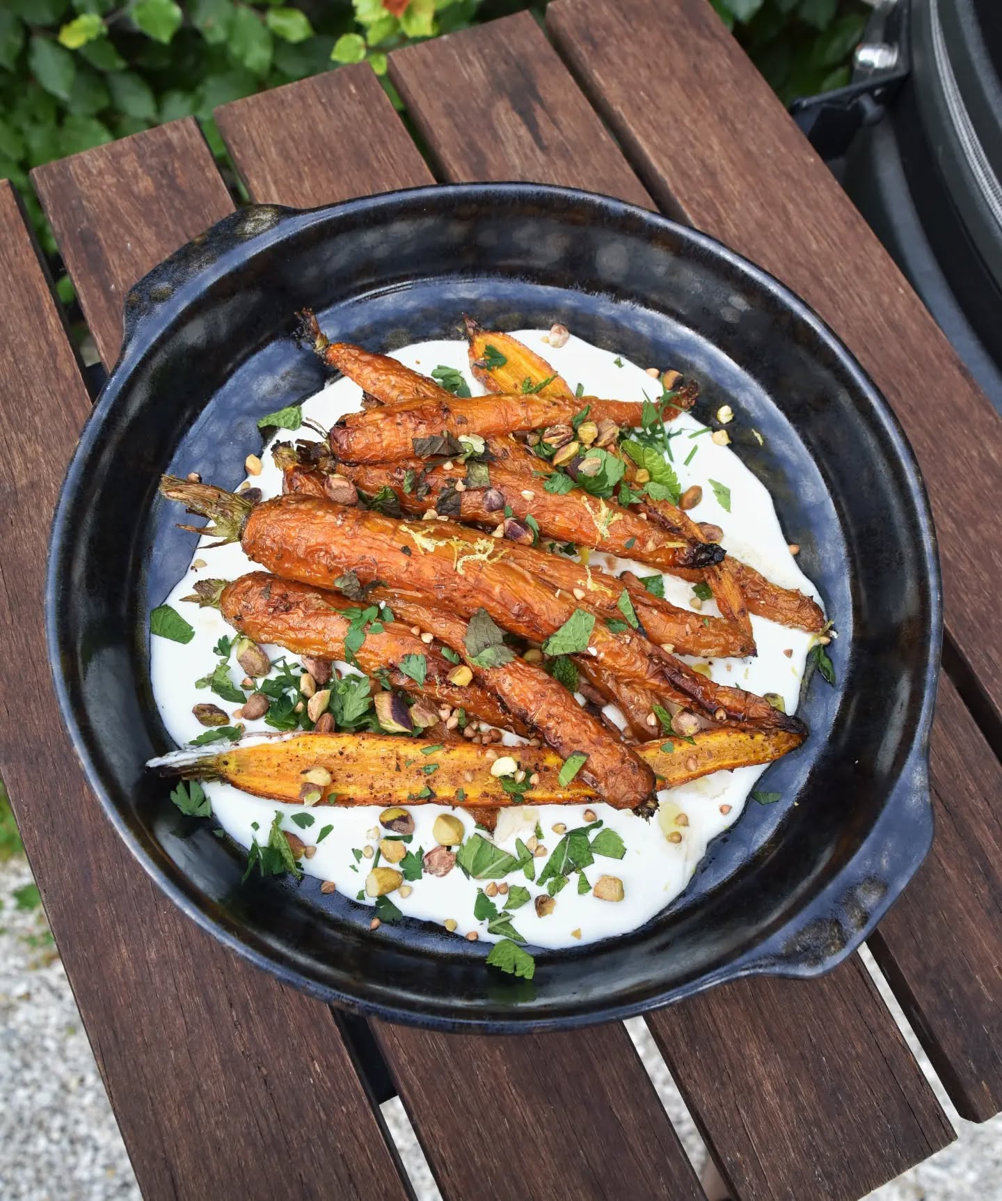 Wat een lekker recept was dit! Geroosterde wortels met whipped feta, een vinaigrette van sherryazijn en olijfolie, citroenzest, geroosterde pistache en boekweit en peterselie. Vind het recept op de website! Dit zal niet de laatste keer zijn dat ik het maak 😏
.
.
.
#bewustenbourgondisch #foodphotography #vegetarian #wortel #whippedfeta