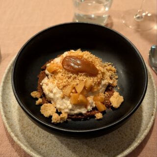 Zaterdag mocht ik het dessert maken voor het Eat to Meet Meerhoven-event. Het werd een cheesecake met speculaasbodem, romige vulling van slagroom en monchou met pumpkin spice, warme gekarameliseerde appeltjes met kaneel, een knapperige crumble en een flinke lepel salted caramel. De borden waren daarna akelig schoon....
.
.
.
#bewustenbourgondisch #foodphotography #foodstagram #delicious #dessert #fokd #pumpkinspiceeverything