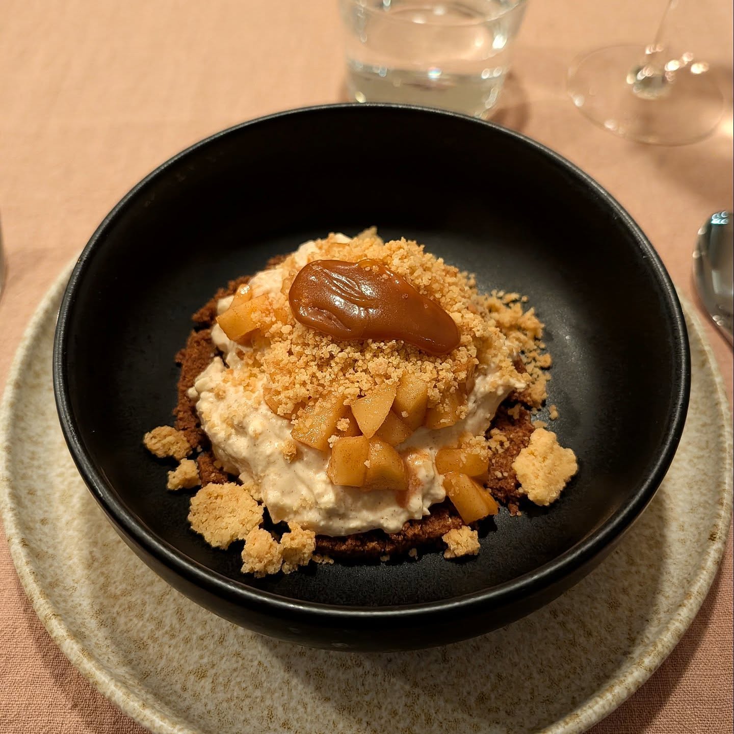 Zaterdag mocht ik het dessert maken voor het Eat to Meet Meerhoven-event. Het werd een cheesecake met speculaasbodem, romige vulling van slagroom en monchou met pumpkin spice, warme gekarameliseerde appeltjes met kaneel, een knapperige crumble en een flinke lepel salted caramel. De borden waren daarna akelig schoon....
.
.
.
#bewustenbourgondisch #foodphotography #foodstagram #delicious #dessert #fokd #pumpkinspiceeverything