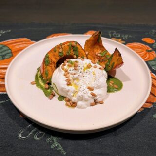 Geroosterde pompoen met salsa verde, burrata en geroosterde pijnboompitten. Herfst op tafel.
.
.
.
#bewustenbourgondisch #foodphotography #foodstagram #delicious #veggies #pumpkin #heerlijk #vegetarian #vegetarisch