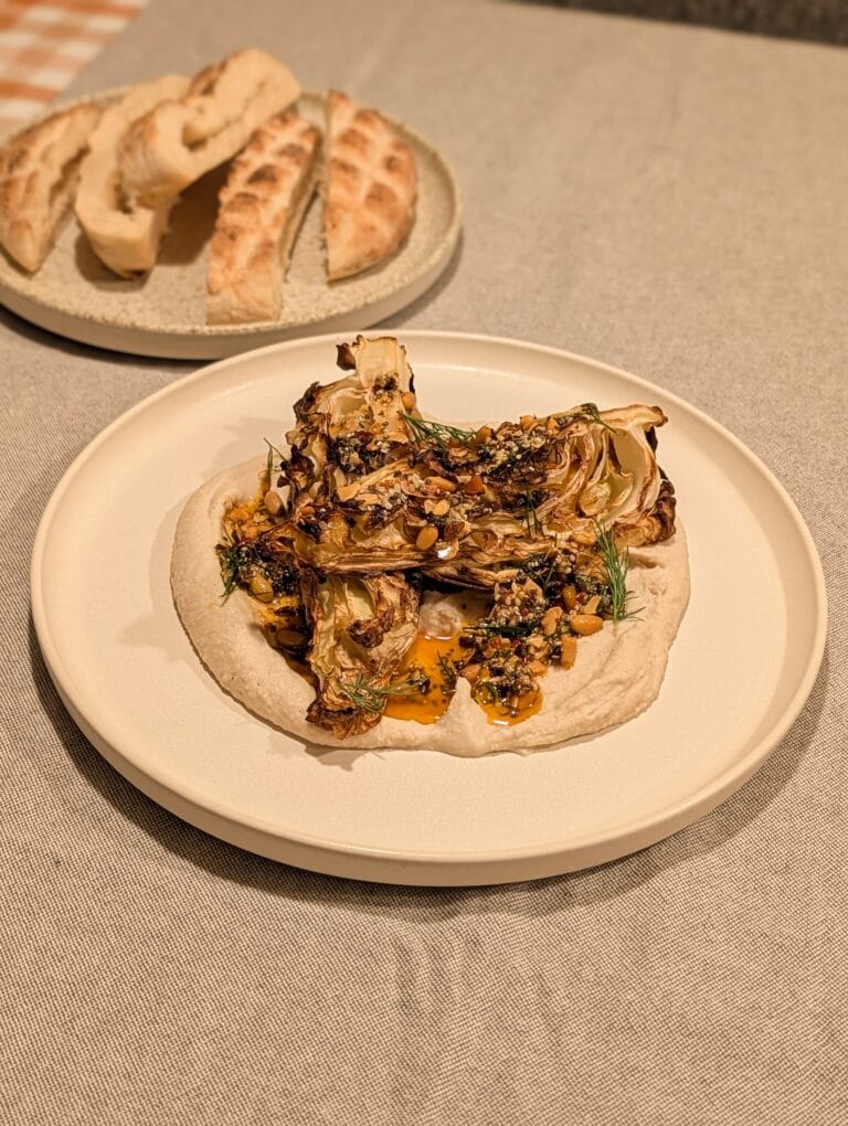 Geroorsterde spitskool, limabonenhummus, crispy chili