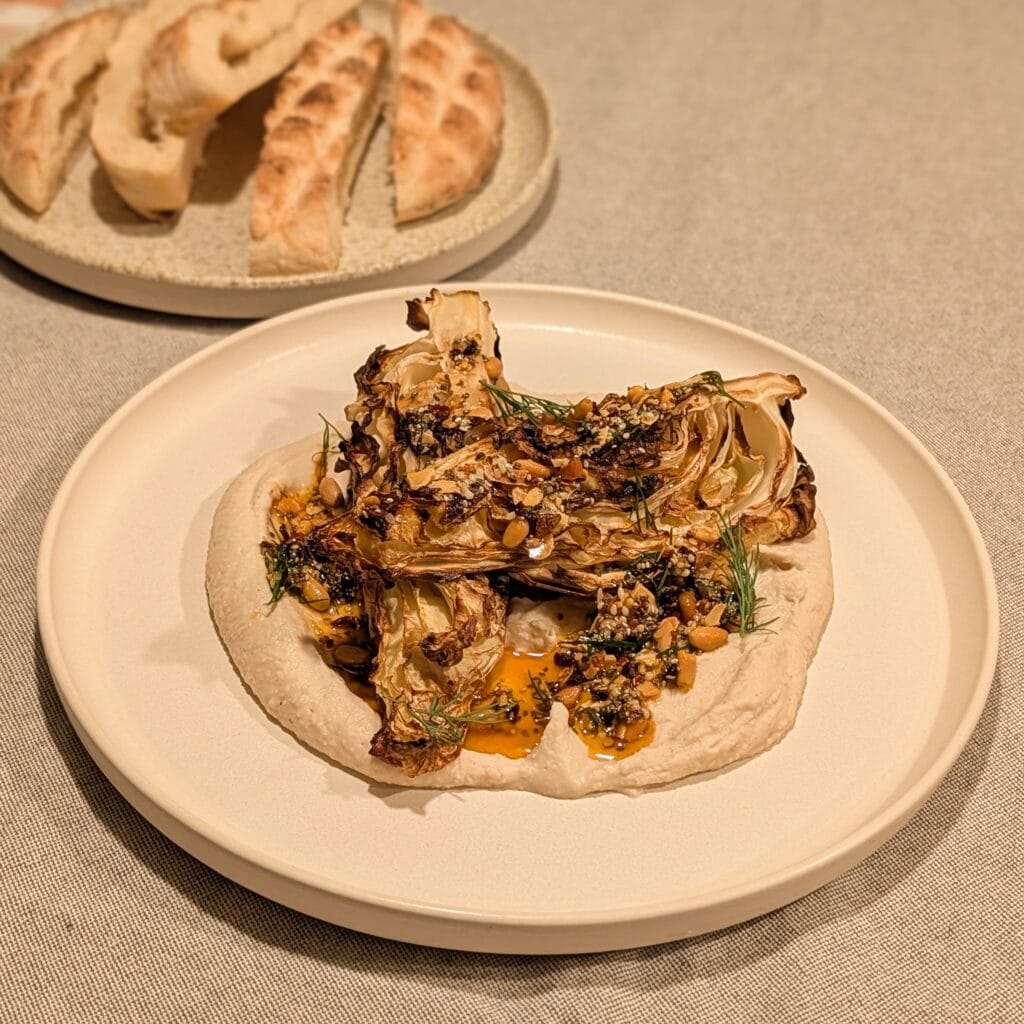 Geroorsterde spitskool, limabonenhummus, crispy chili