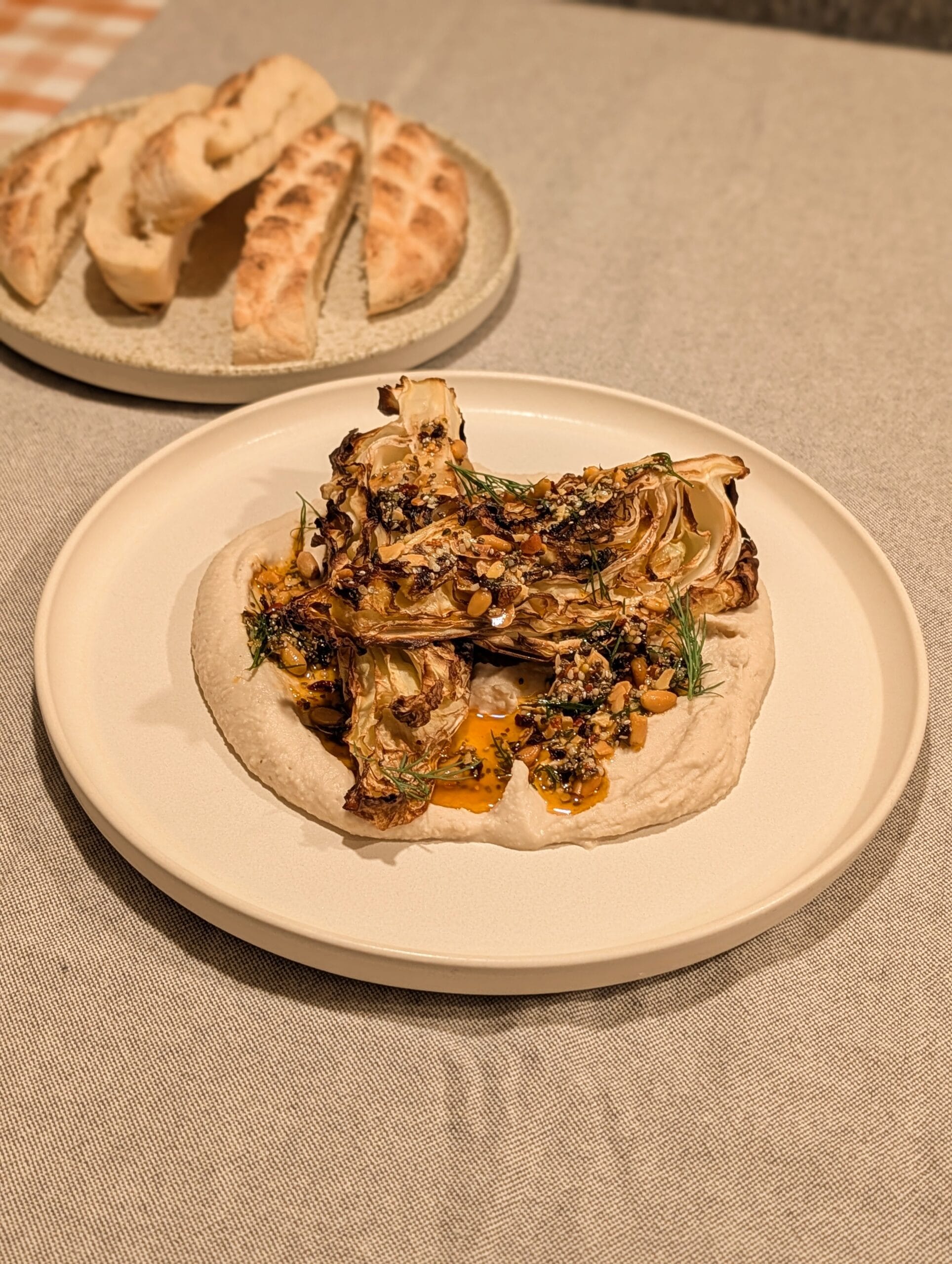 Geroorsterde spitskool, limabonenhummus, crispy chili