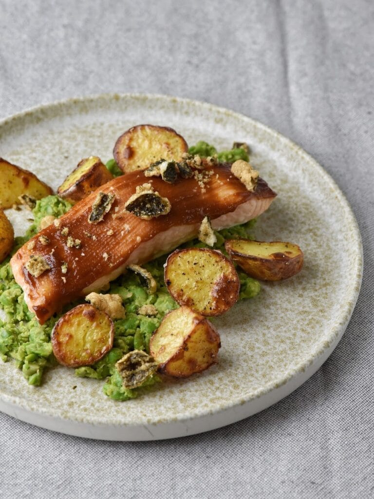Miso-zalm met erwtencrush, krokante krieltjes en wasabi-zeewiercrisps