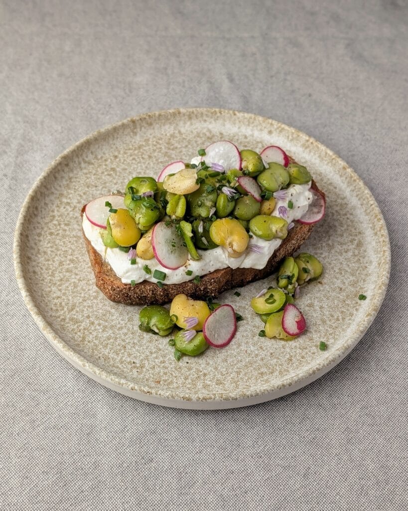 Zuurdesem toast met tuinbonen