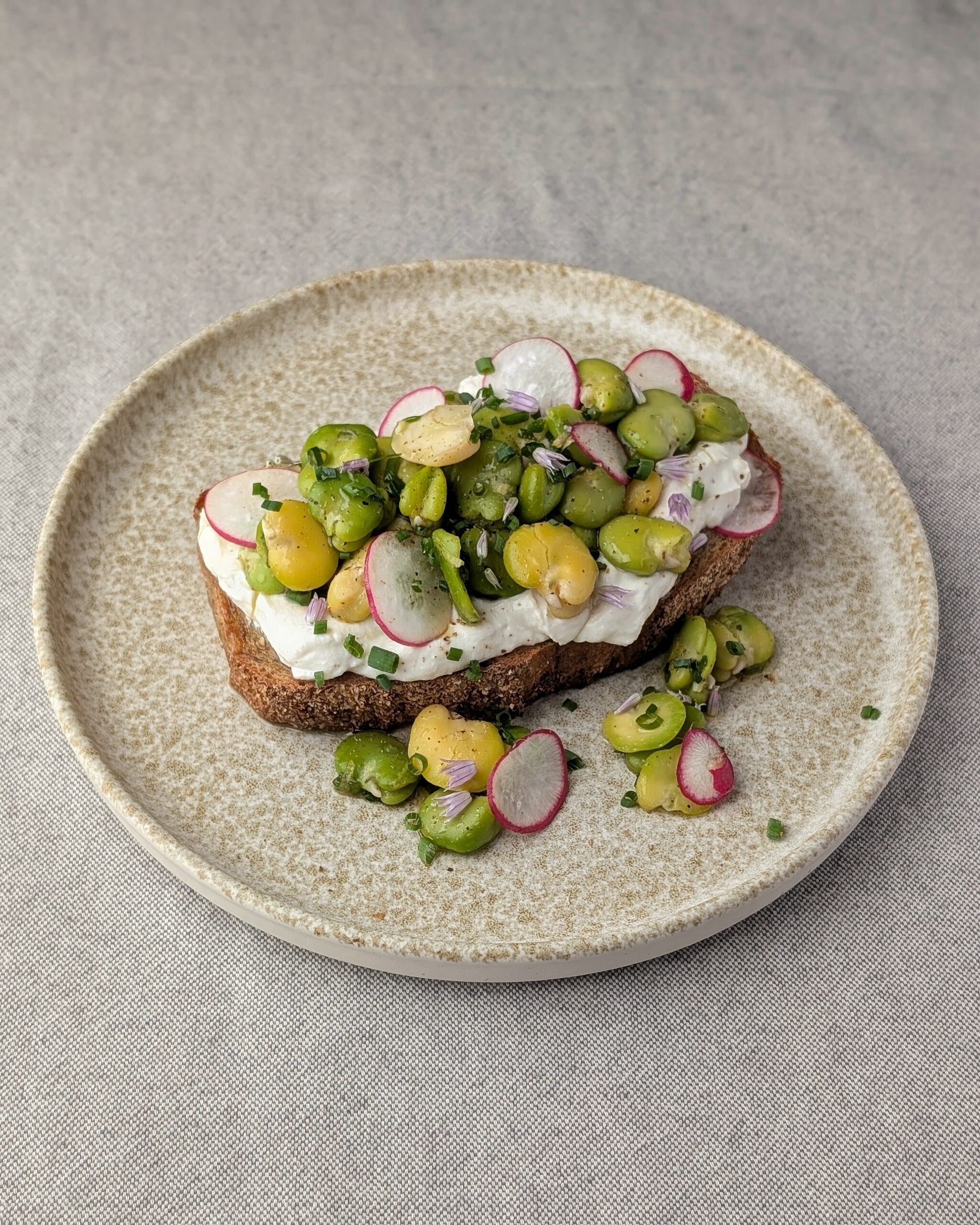 Zuurdesem toast met tuinbonen