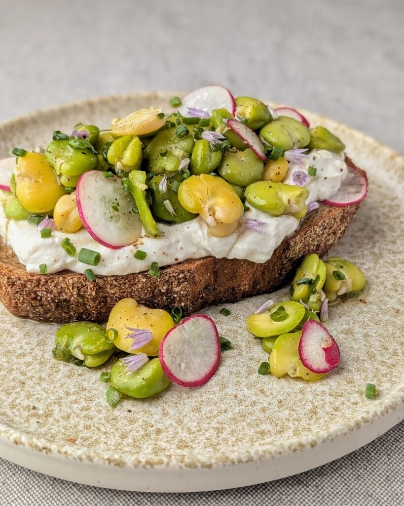 Zuurdesem toast met tuinbonen